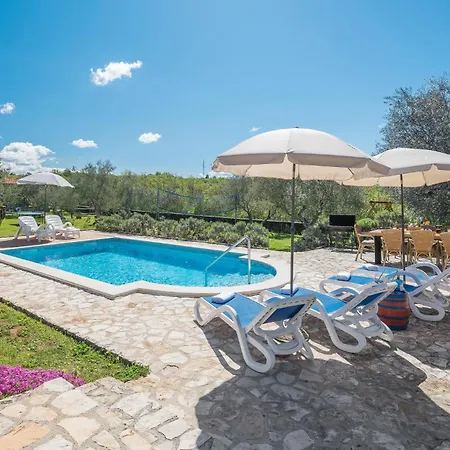 Σπίτι διακοπών 4 Bedroom In *